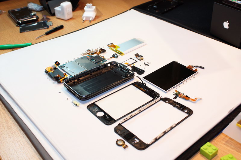 iphone-3g-s-fully-disassembled1