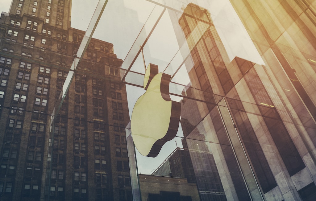 Apple Logo auf Glaswand